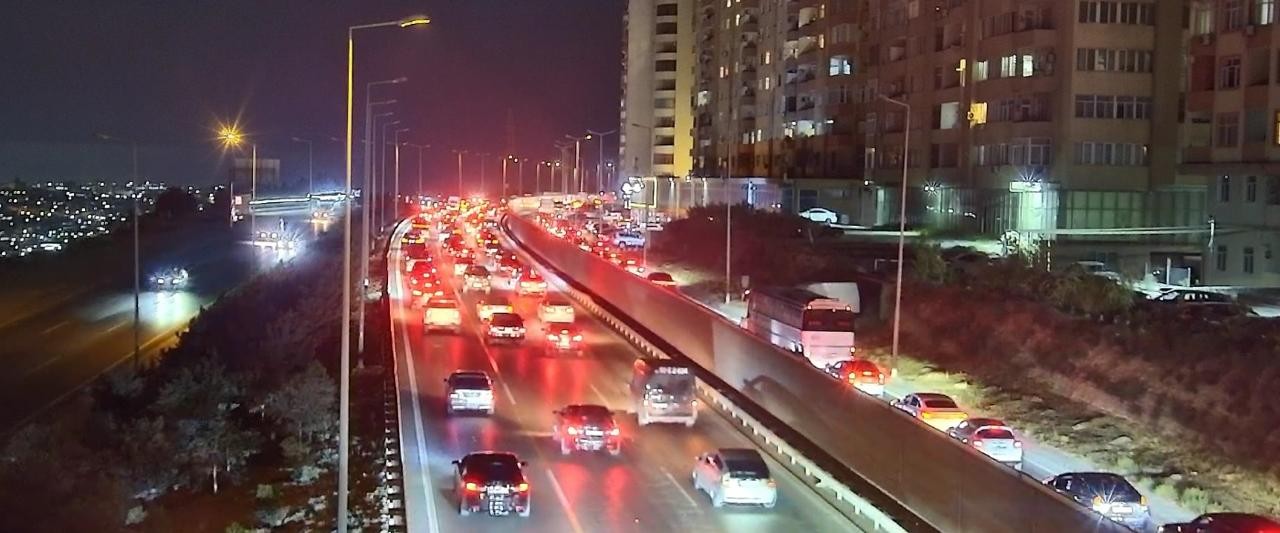 Dairəvi yolda qəza sıxlığa səbəb oldu - FOTOLAR